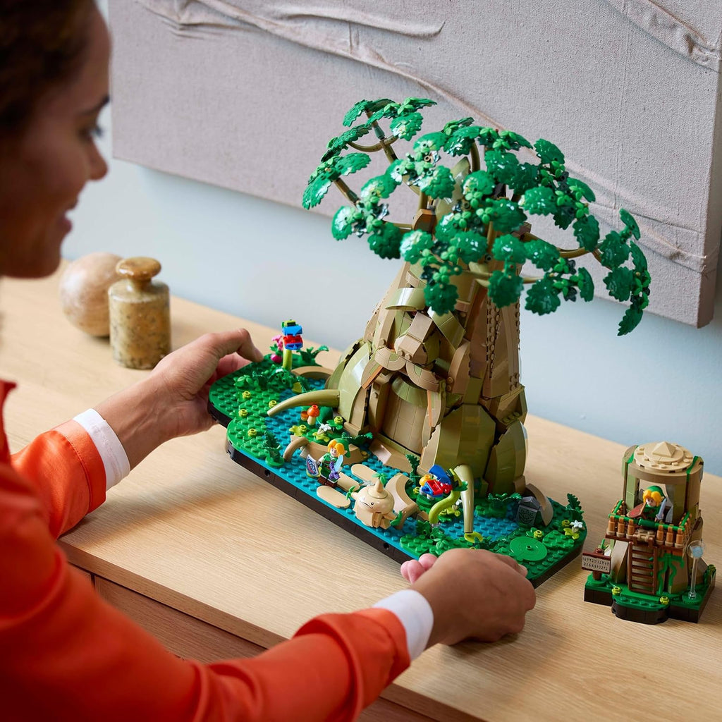 The Legend of Zelda Gran Árbol Deku “2 en 1”, Kit de Maquetas para Adultos con Zelda y 3 Minifiguras de Link, Regalo para Fans de los Videojuegos Ocarina of Time y Breath of The Wild 77092