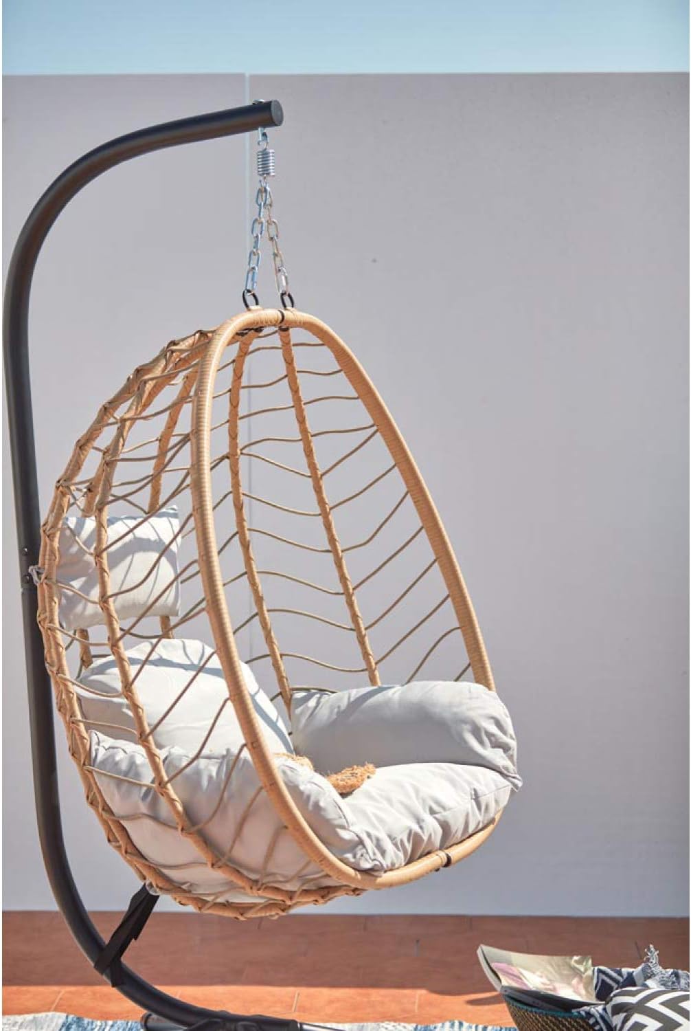 Concept-Usine | Hermosa Silla Colgante Lima en Estructura de Acero y Resina Aspecto Ratán Color Beige, Cojín Acolchado Cómodo y Extraíble. Hamaca Impermeable y Resistente, Soporta 160 Kg